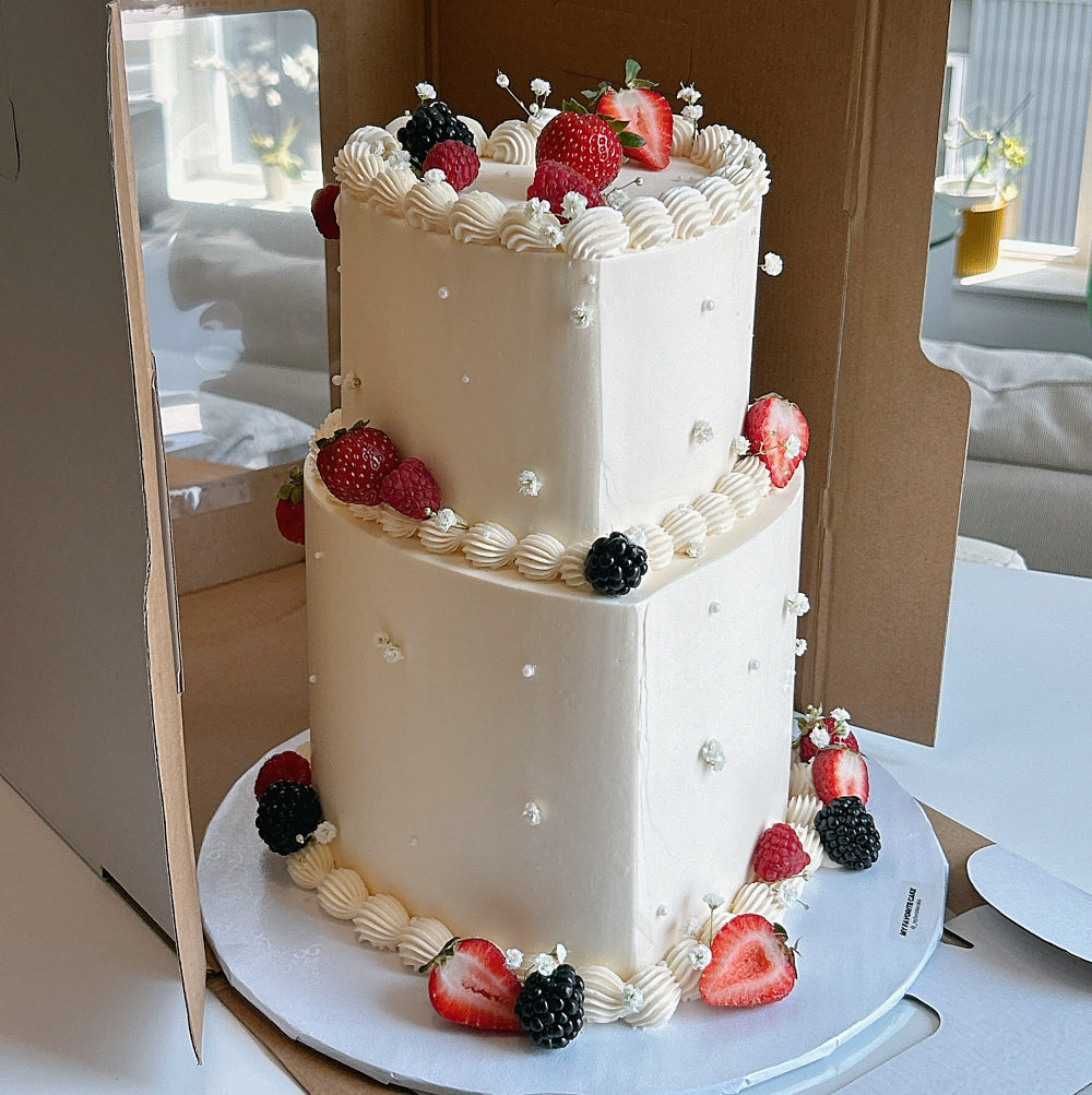 BERRY TIERED CAKE