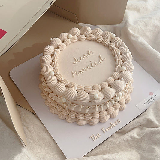 CLASSIC VINTAGE CAKE